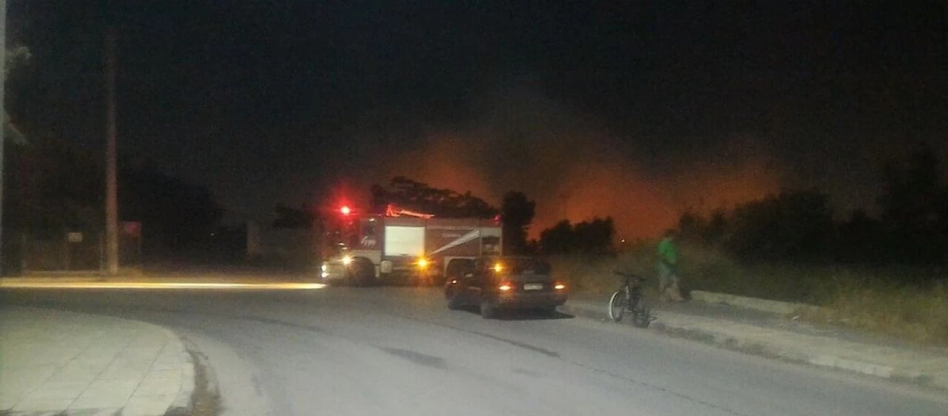 Πυρκαγιά στα Άνω Λιόσια - Έβαλαν φωτιά στο κλειστό της Πάλης (φώτο)